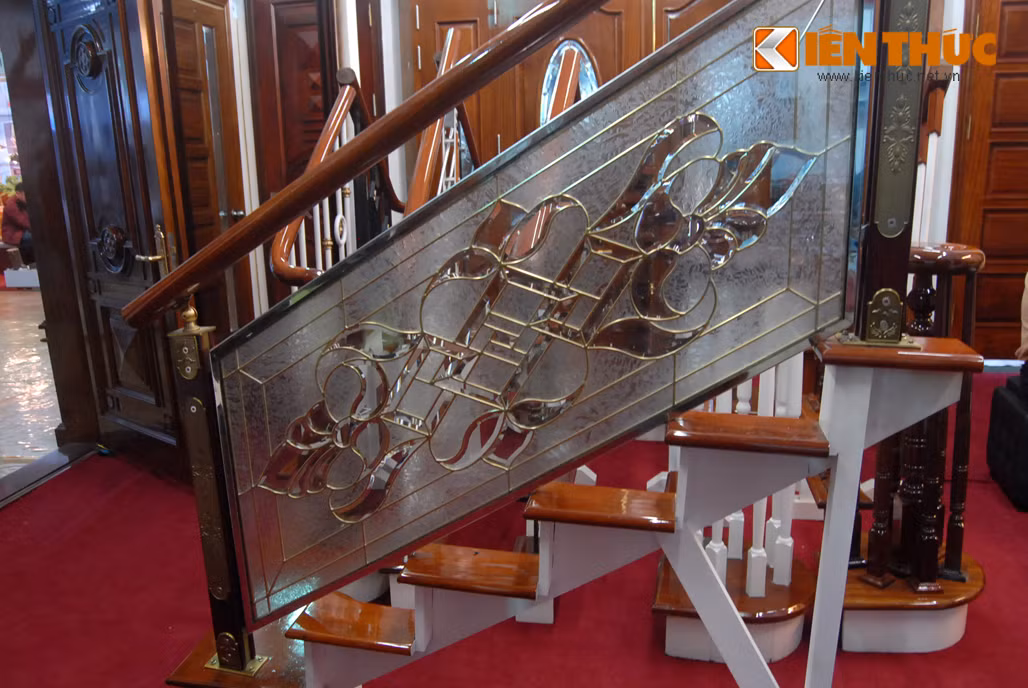 Cầu thang vách kính là một hạng mục được rất nhiều gia đình sử dụng vì có mẫu hoa văn nhẹ nhàng, hiện đại giúp không gian sống thêm phần thông thoáng, tăng ánh sáng.