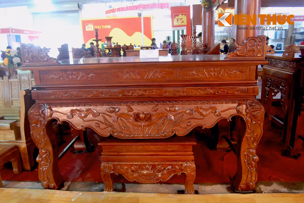 Nhiều bộ bàn ghế, sập gỗ... được bán với giá cả trăm triệu đồng. Trong hình là bộ sập thờ sen gỗ hương có giá 80 triệu đồng.