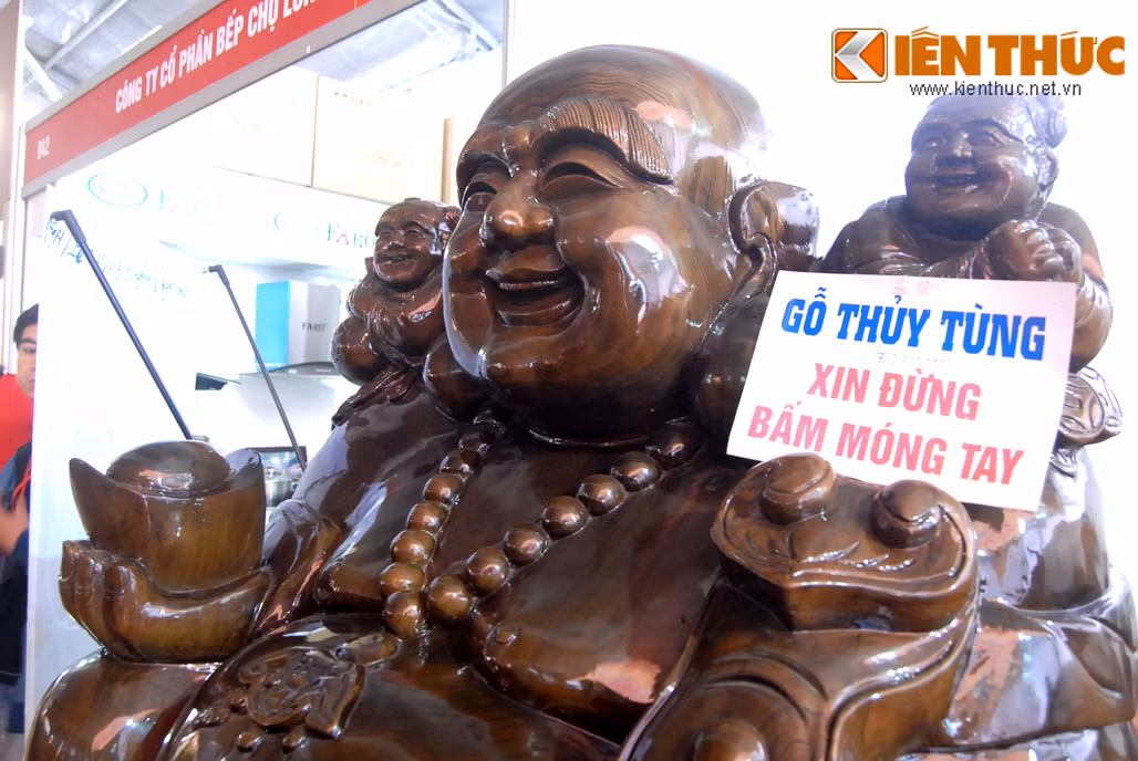 Theo một nhân viên bán hàng, bức tượng này được thợ thủ công chế tác mất nhiều thời gian, các chi tiết đục cầu kỳ, cộng thêm gỗ quý nên tượng mới đắt như vậy.