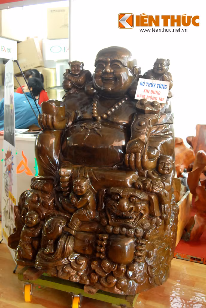 Làm từ chất liệu gỗ thủy tùng quý hiếm, bức tượng Phật Di Lặc được rao bán với mức 750 triệu đồng.