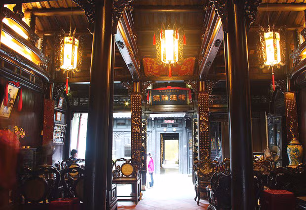 Thuộc về dòng họ từng nổi danh giàu có một thời nhà nghề buôn bán, kinh doanh, nhà cổ Tấn Ký (Hội An - Quảng Ngãi) hiện còn lưu lại nhiều cổ vật vô giá, cho thấy con mắt tinh tường của người xưa trong xây dựng, trang trí ngôi nhà. Các chi tiết chạm khắc tại bao lam, hoành phi câu đối trong phòng khách đều có hình ảnh biểu trưng cho sự tốt đẹp như quả lựu, quả phật thủ, con dơi.