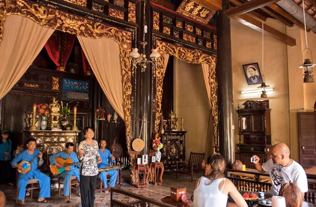 Nét lộng lẫy nhất của nội thất ngôi nhà dòng họ Phạm ở Vĩnh Long là bộ bao lam bằng gỗ kết dính cả ba gian nhà, trên khắc chạm tinh tế hình long, phụng, chim muông, cây cối…tất cả đều sơn son thếp vàng rất bắt mắt.