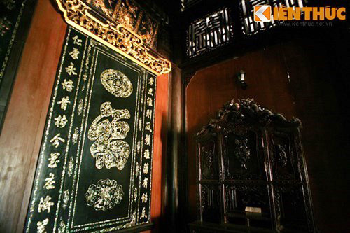 Các chi tiết chạm nổi hoa lá, chữ và khảm xà cừ tinh xảo, được các nghệ nhân nổi tiếng khắp vùng chế tác và được gia chủ kỳ công sưu tầm.