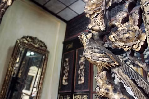 Lối kiến trúc phương Đông thể hiện một cách mềm mại qua những đường nét chạm khắc tinh xảo, cầu kỳ hình chim muông, cây trái, Tùng, Cúc, Trúc, Mai trên gỗ quý trong nhà.