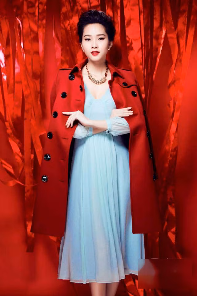 Hoa hậu kiêu sa trong bộ ảnh thời trang công sở mùa xuân.