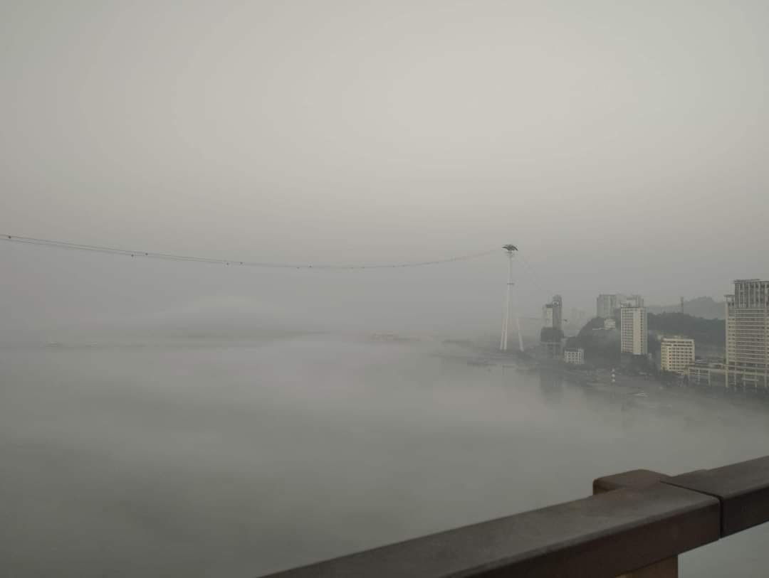 Vịnh Hạ Long bất ngờ bồng bềnh trong sương, đẹp ngỡ ngàng Vinh Ha Long bat ngo bong benh trong suong, dep ngo ngang