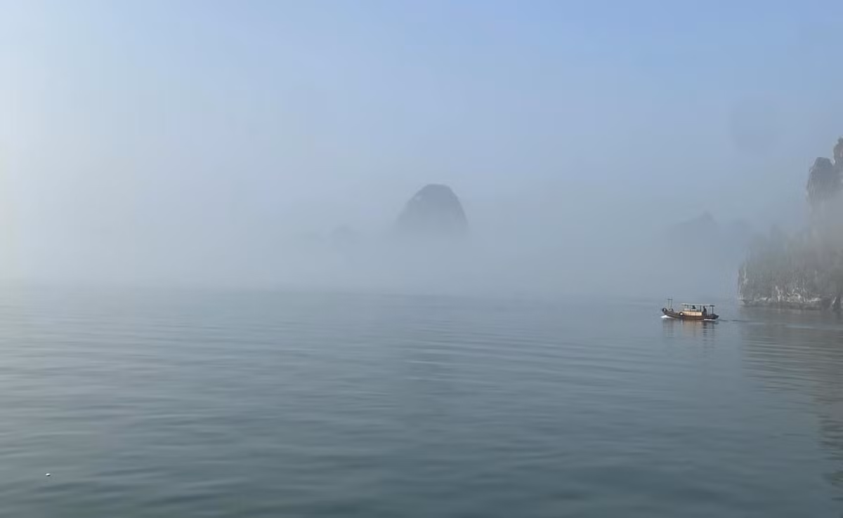 Vịnh Hạ Long càng trở nên mở ảo khi có ánh nắng xuyên phá tầng sương trắng. Cảnh sắc của vịnh Hạ Long thêm phần đẹp đẽ gây thích thú cho khách du lịch.