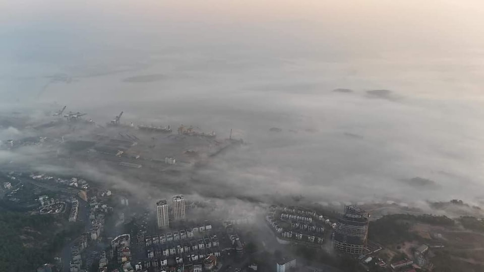 Toàn cảnh thành phố Hạ Long chìm trong sương mù trắng xóa.