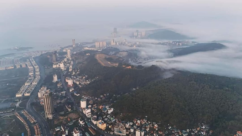 Hạ Long như "tiên cảnh" khi nhìn từ trên cao.