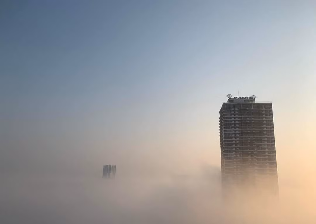 Những tòa nhà "chọc trời" ở Hạ Long cũng trở nên ảo diệu nhờ sương mù phủ kín tầm thấp.