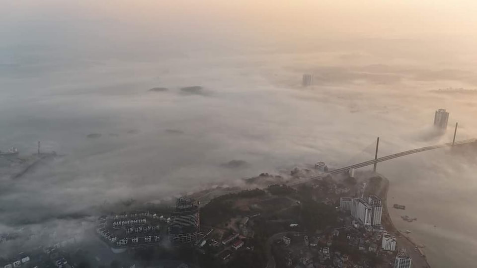 Vịnh Hạ Long "ngủ yên" dưới màn sương trắng xóa.