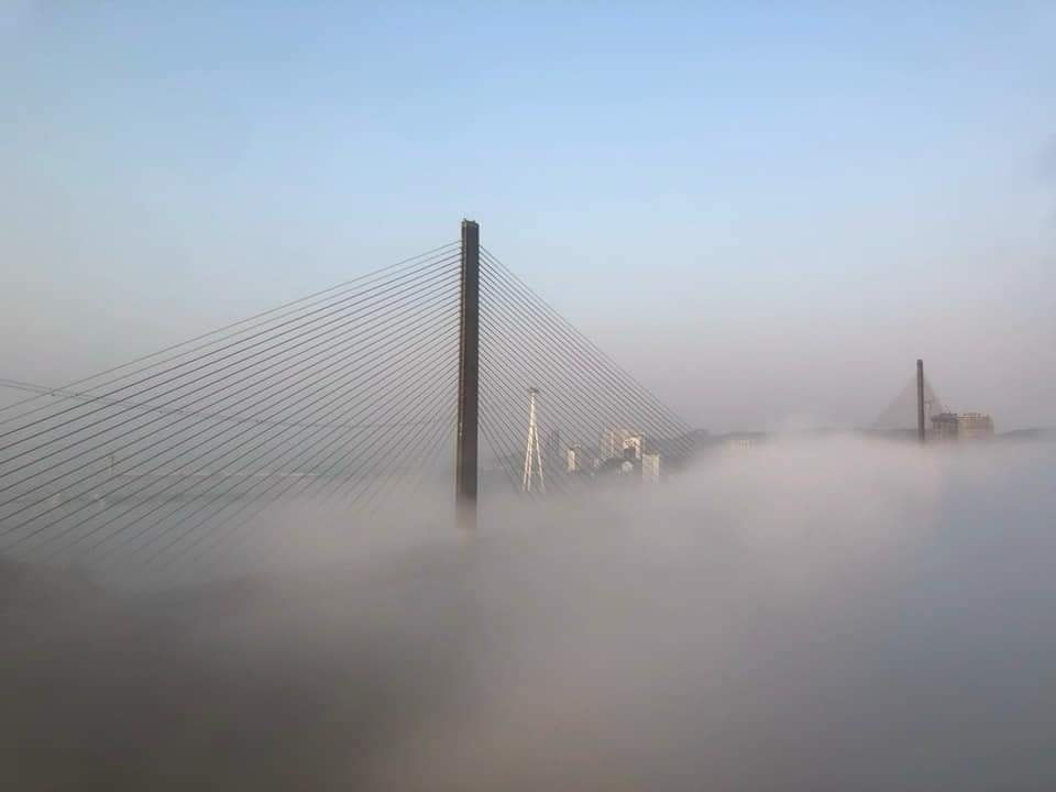 Cầu Bãi Cháy bồng bềnh trong sương. Tuy nhiên, hiện tượng này đã gây ra hạn chế cho người tham gia giao thông tại cầu trong thời gian dài.