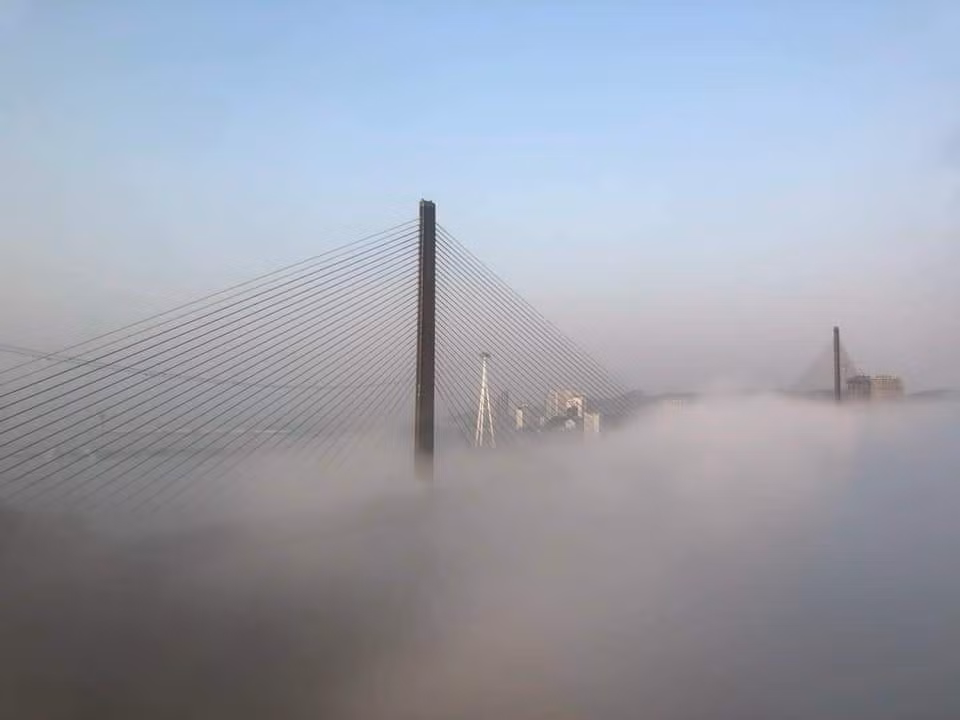 Cầu Bãi Cháy bồng bềnh trong sương. Tuy nhiên, hiện tượng này đã gây ra hạn chế cho người tham gia giao thông tại cầu trong thời gian dài.