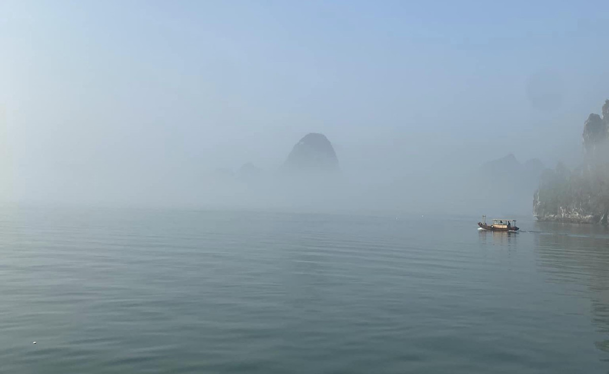 Vịnh Hạ Long càng trở nên mở ảo khi có ánh nắng xuyên phá tầng sương trắng. Cảnh sắc của vịnh Hạ Long thêm phần đẹp đẽ gây thích thú cho khách du lịch.