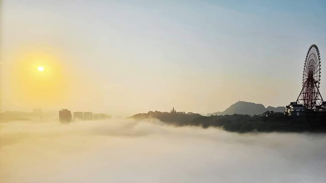 Nhiều người đã tranh thủ chụp lại những góc ảnh mơ màng, lãng lạn được tạo nên bởi sương mù dày đặc ngay khu cầu Bãi Cháy.