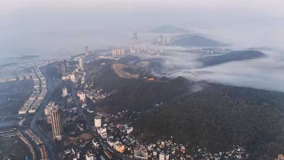 Hạ Long như "tiên cảnh" khi nhìn từ trên cao.