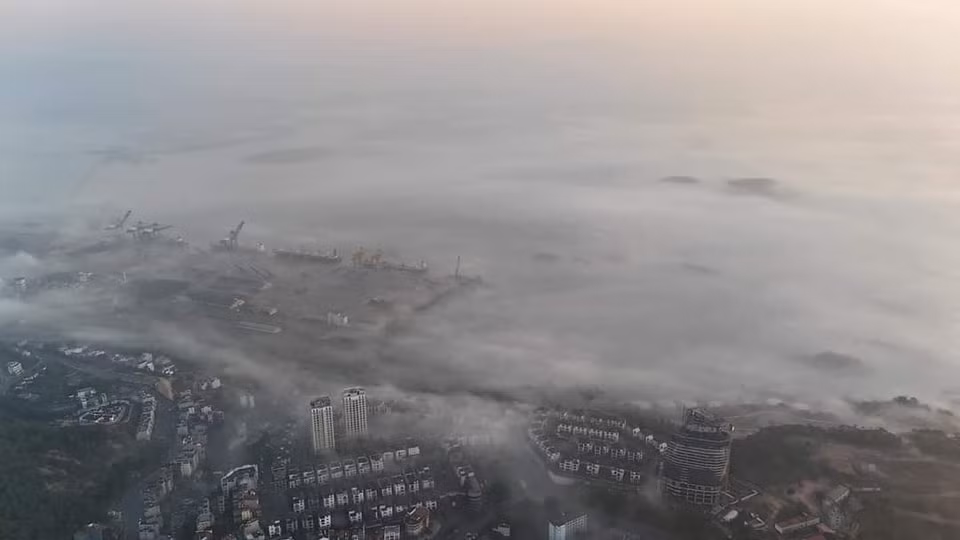 Toàn cảnh thành phố Hạ Long chìm trong sương mù trắng xóa.