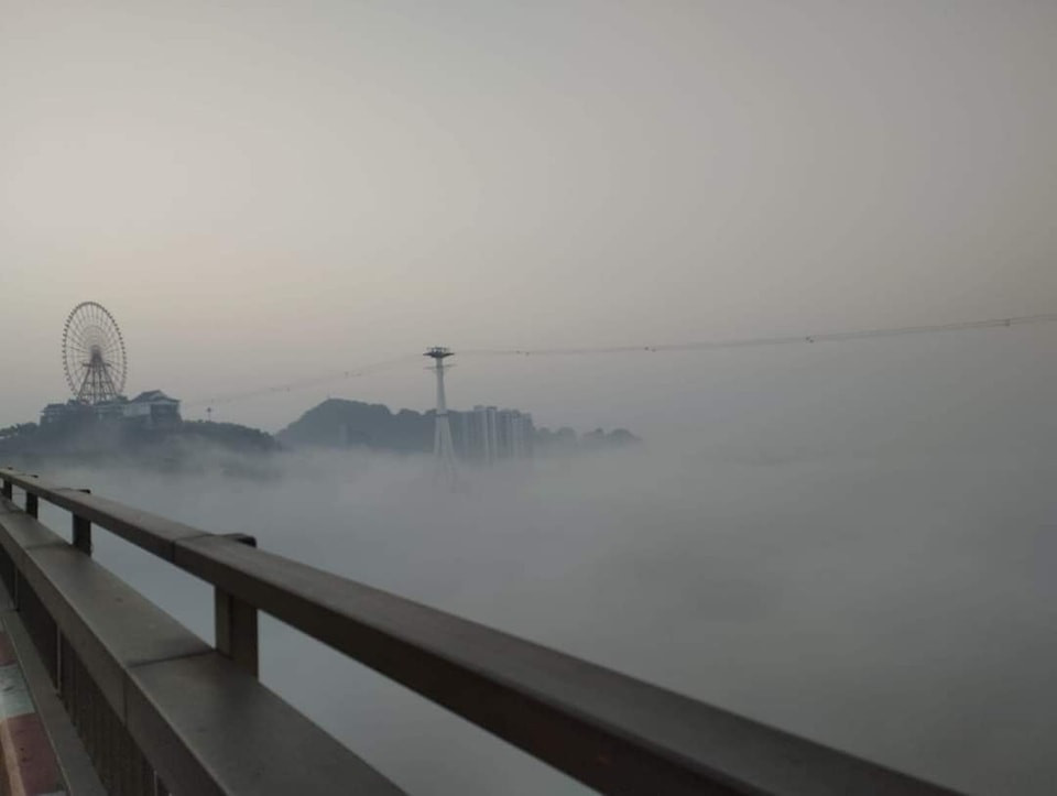 Người dân thích thú với cảnh tượng sương mù ở vịnh Hạ Long. Điều mà lâu nay chỉ có ở Sa Pa, Đà Lạt hay những vùng cao có điểm "săn mây".