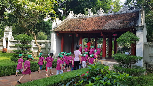 Tinh toan loi ich hai hoa khi tang gia ve tham quan o Ha Noi
