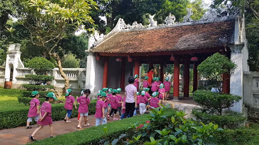 Tinh toan loi ich hai hoa khi tang gia ve tham quan o Ha Noi