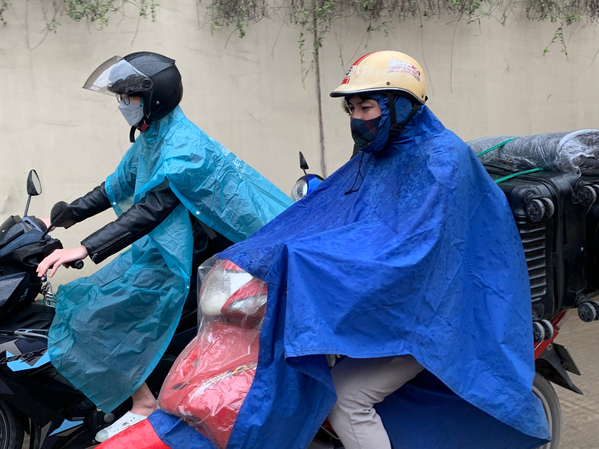 Người tham gia giao thông gặp nhiều khó khăn khi di chuyển trong tình trạng giao thông ùn ứ cùng thời tiết xấu.