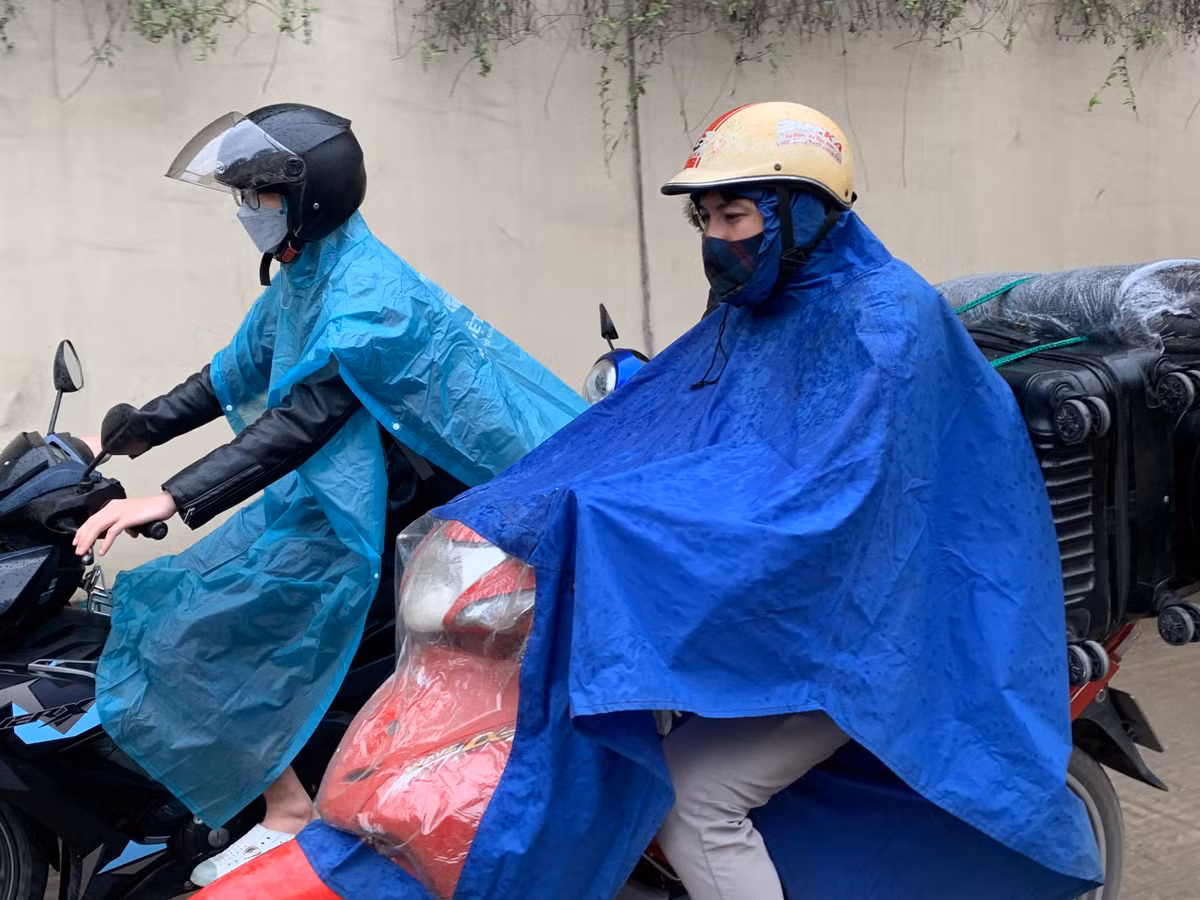 Người tham gia giao thông gặp nhiều khó khăn khi di chuyển trong tình trạng giao thông ùn ứ cùng thời tiết xấu.