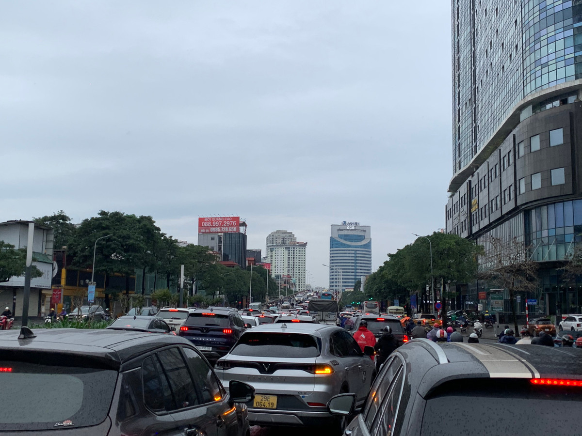 Ô tô, xe máy liên tục "điền vào chỗ trống" để di chuyển.