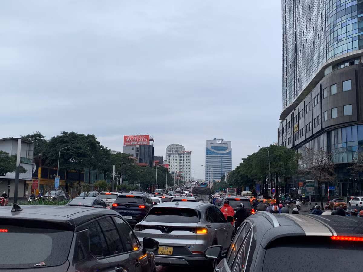 Ô tô, xe máy liên tục "điền vào chỗ trống" để di chuyển.