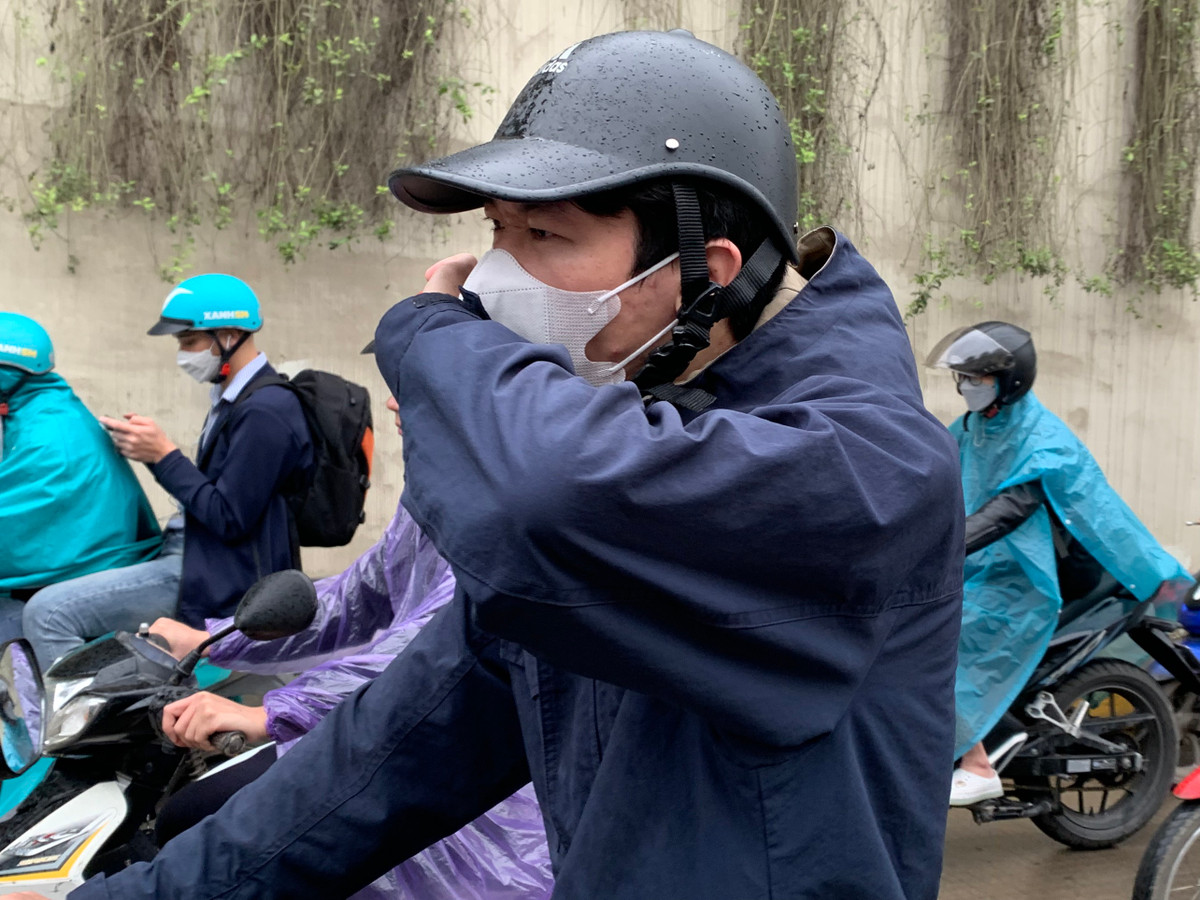 Nhiều người còn không kịp mặc áo mưa và phải đứng chờ đợi di chuyển trong cơn mưa tầm tã, gió lạnh.