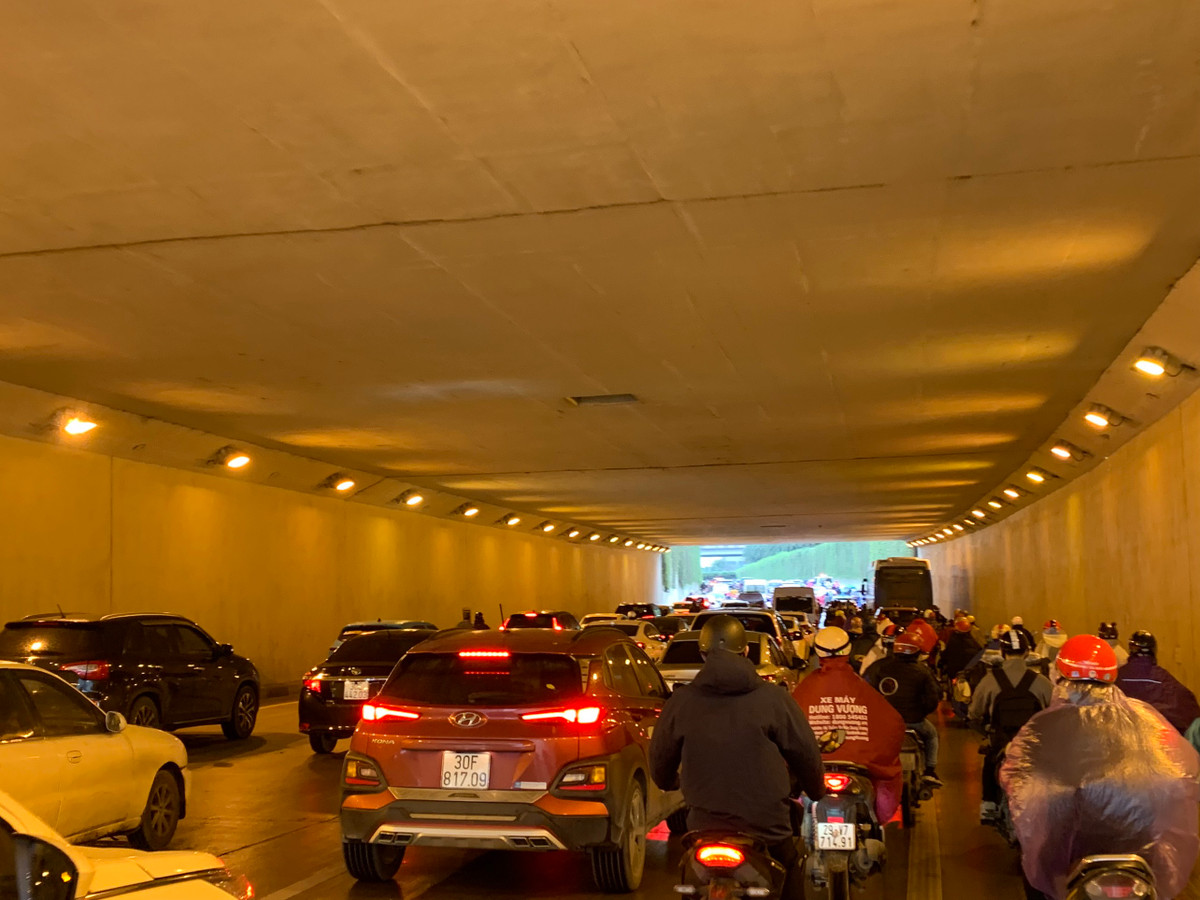 Hầm chui qua đoạn Big C ùn ứ kéo dài do phía trước là ngã tư đèn đỏ với lượng xe đông đúc.