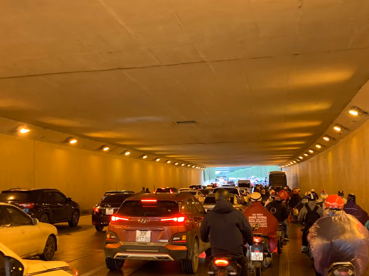 Hầm chui qua đoạn Big C ùn ứ kéo dài do phía trước là ngã tư đèn đỏ với lượng xe đông đúc.