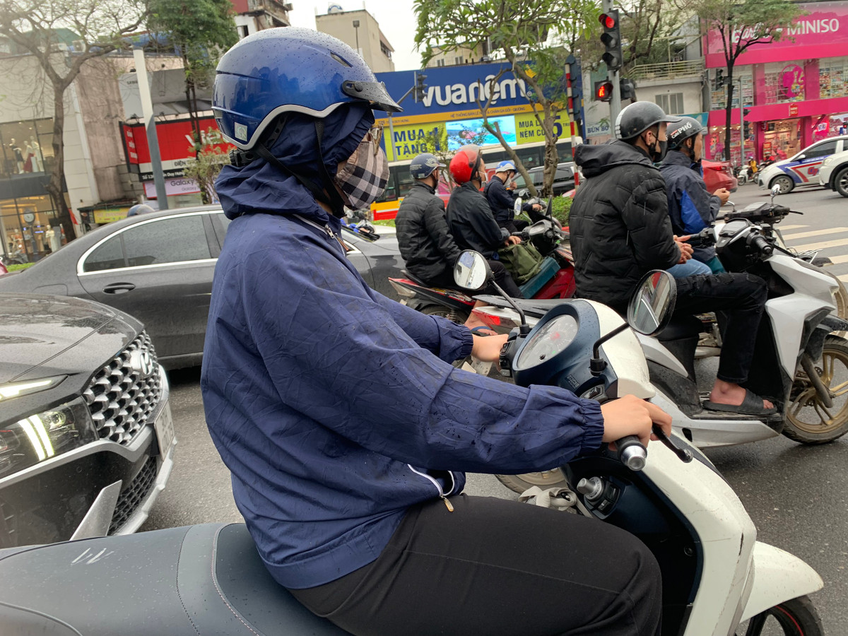 Quãng đường di chuyển trên đường Trần Duy Hưng thêm vất vả vì mưa gió.