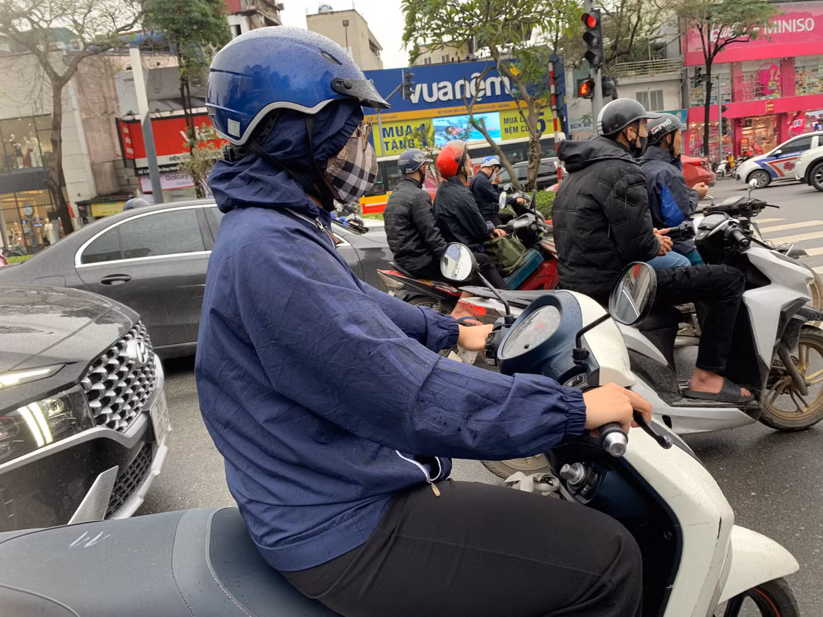 Quãng đường di chuyển trên đường Trần Duy Hưng thêm vất vả vì mưa gió.