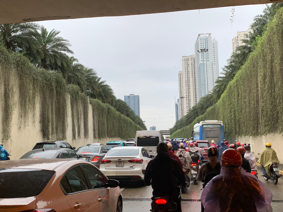 Sáng 19/3, thời tiết Hà Nội có mưa và gió mạnh đã khiến giao thông tại nhiều tuyến đường của Thủ đô xảy ra tình trạng ùn ứ cục bộ, di chuyển khó khăn.