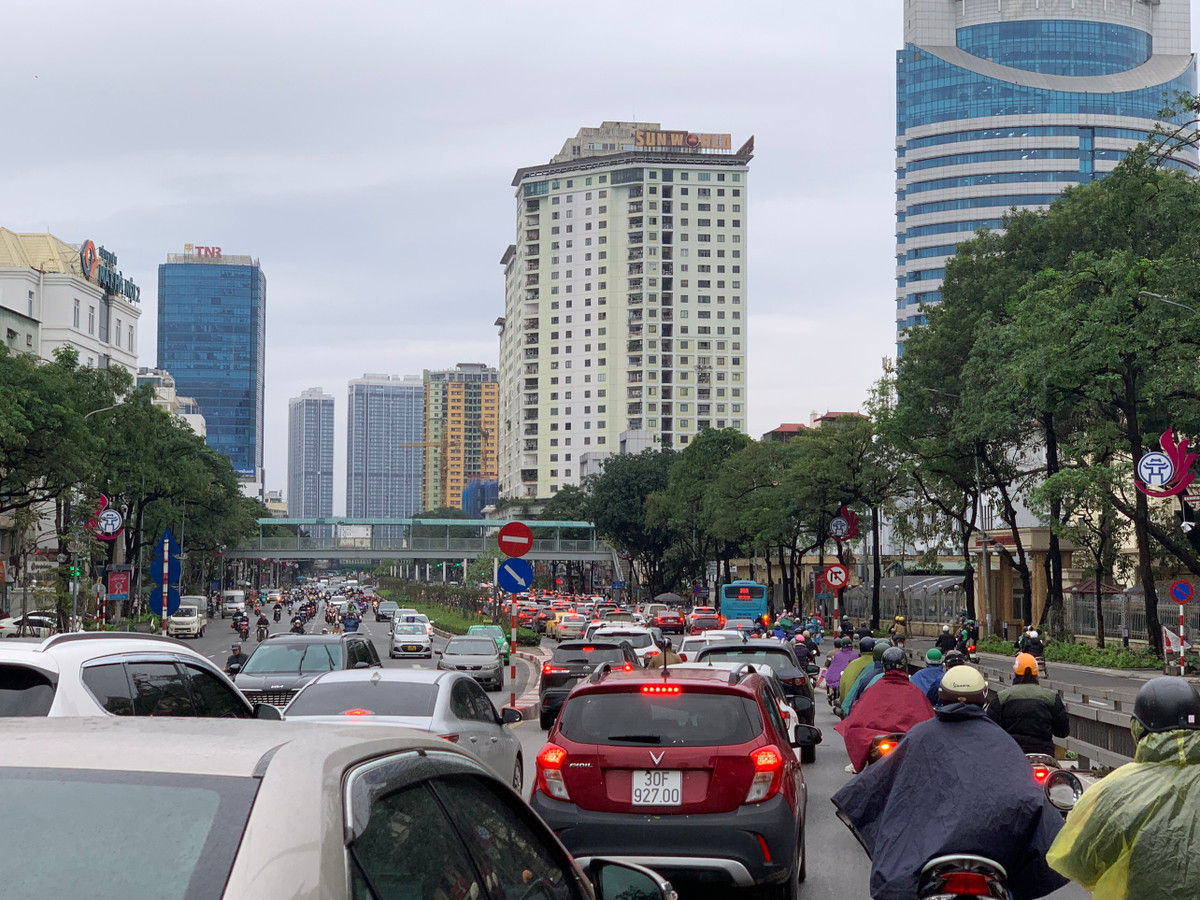 Hàng dài phương tiện nối đuôi nhau từ Đại lộ Thăng Long đến đường Trần Duy Hưng.