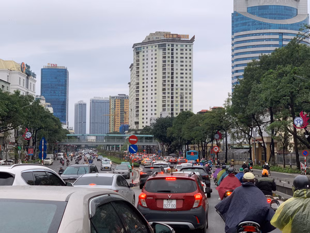 Hàng dài phương tiện nối đuôi nhau từ Đại lộ Thăng Long đến đường Trần Duy Hưng.