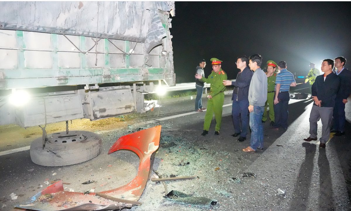 TNGT trên cao tốc Cam Lộ - La Sơn, xe có còn hạn kiểm định? TNGT tren cao toc Cam Lo - La Son, xe co con han kiem dinh?