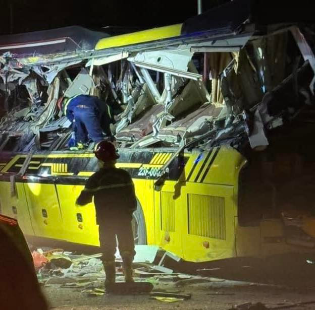 Thời điểm trên, ô tô khách biển số 23F-000.58 chạy theo hướng Hà Giang - Tuyên Quang (lái xe bị thương đang cấp cứu) va chạm với xe container biển số 15C-075.26 kéo theo rơ-moóc biển số 15R-008.96. Hậu quả khiến 5 người tử vong tại chỗ (gồm 2 nam, 3 nữ), 5 người khác được đưa đi cấp cứu.