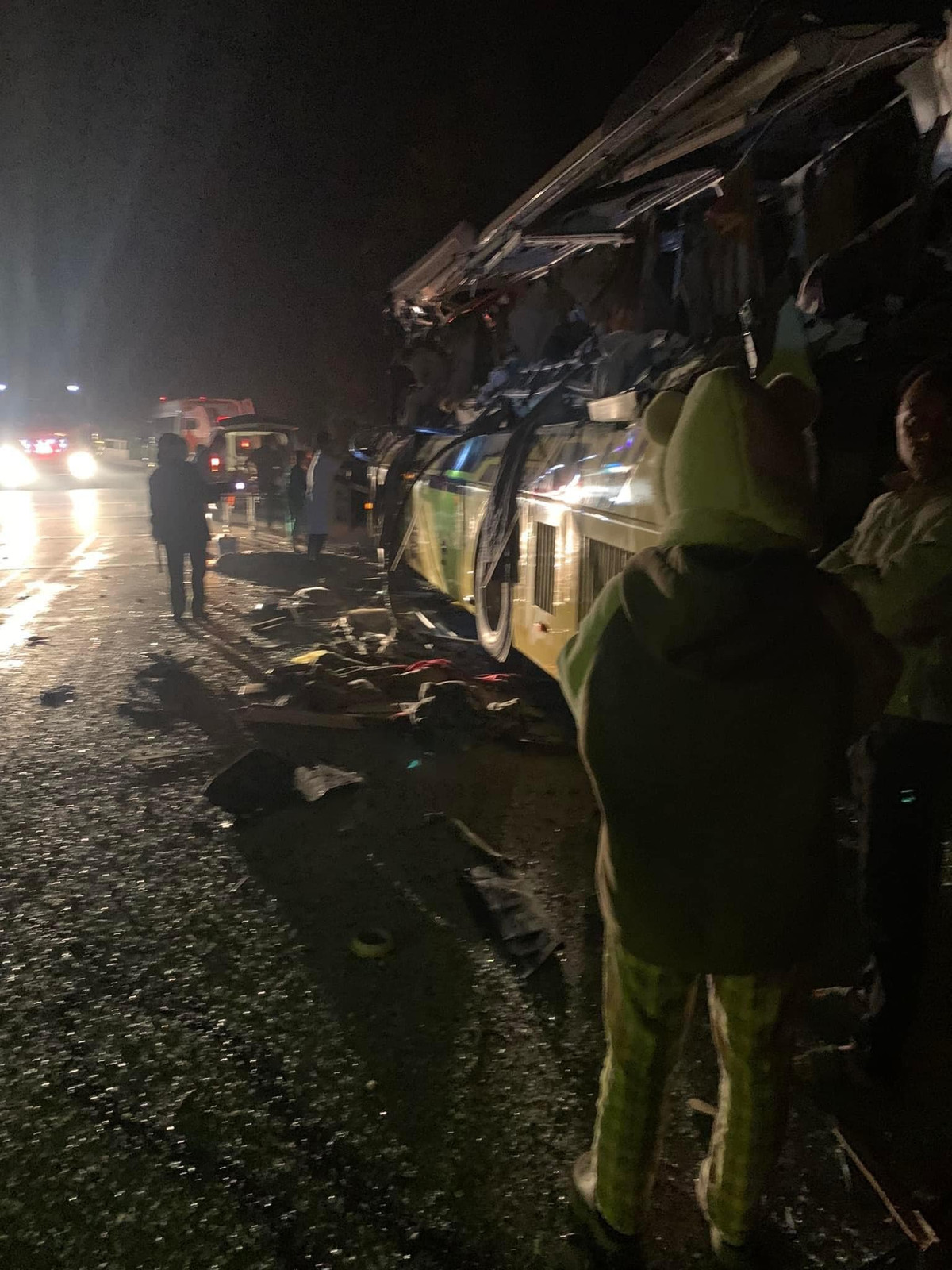 Đau thương nhất vẫn là những thi thể của các nạn nhân trong xe khách được đưa ra ngoài để vận chuyển về trung tâm y tế, xác định danh tính và thân nhân.