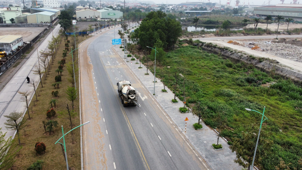 Dăm gỗ phủ đầy tuyến đường được cho là do các xe tải lớn chở dăm gỗ trong khu công nghiệp Cái Lân làm rơi vãi.