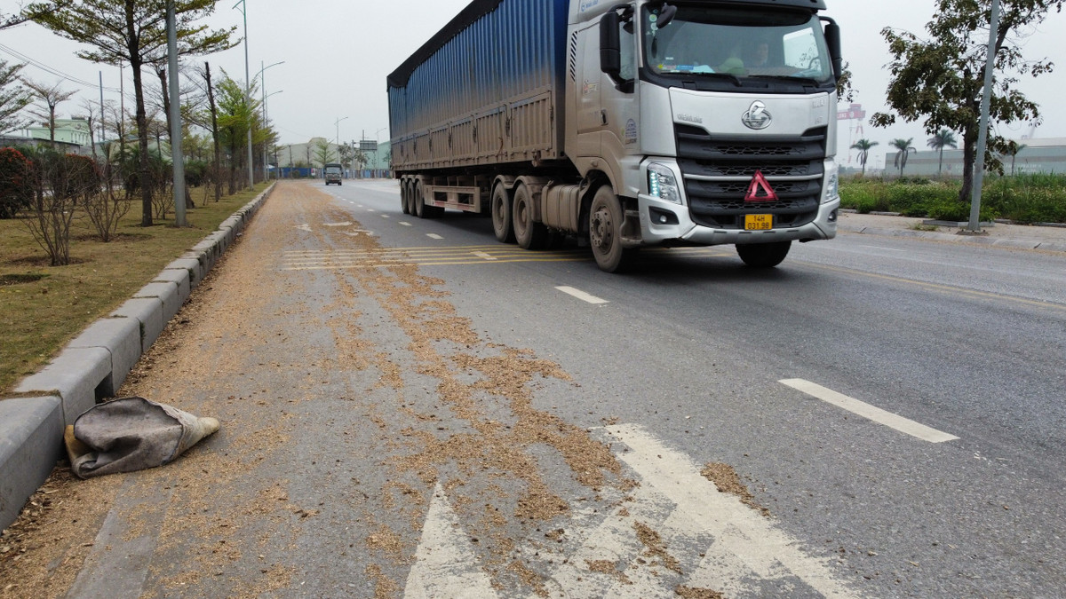 Ngày 22/3, tuyến đường nối khu KCN Cái Lân qua KCN Việt Hưng đến đường cao tốc Hạ Long (tỉnh Quảng Ninh) xảy ra tình trạng ngập ngụa dăm gỗ. Nguyên một làn đường bị phủ đầy dăm gỗ gây ra tình trạng mất ATGT.