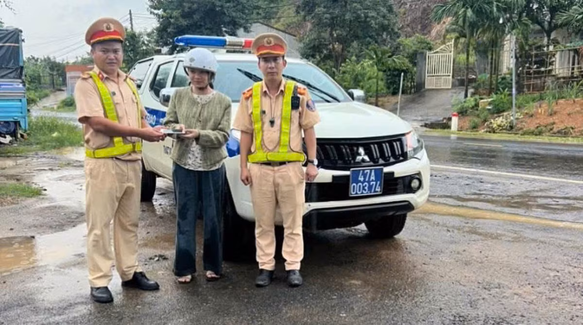 Hỗ trợ bà Lê Thị Hương (sinh năm 1967, trú tại Thôn 6, xã Ea Ral, huyện Ea H’Leo) đưa xe bị chết máy đến nơi an toàn trong cơn mưa lớn vào lúc 15h25’ ngày 06/7/2024, tại Km 1740 đường Hồ Chí Minh (thuộc địa bàn phường Đoàn Kết, thị xã Buôn Hồ, Đắk Lắk). Hỗ trợ chị Nguyễn Hoàng Bảo (trú tại Thôn 2, xã Yang Reh, huyện Krông Bông) lấy lại điện thoại bị cướp giật vào lúc 16h15’, ngày 25/7/2024, tại Km25 QL27 (thuộc địa bàn xã Yang Reh, huyện Krông Bông, Đắk Lắk)