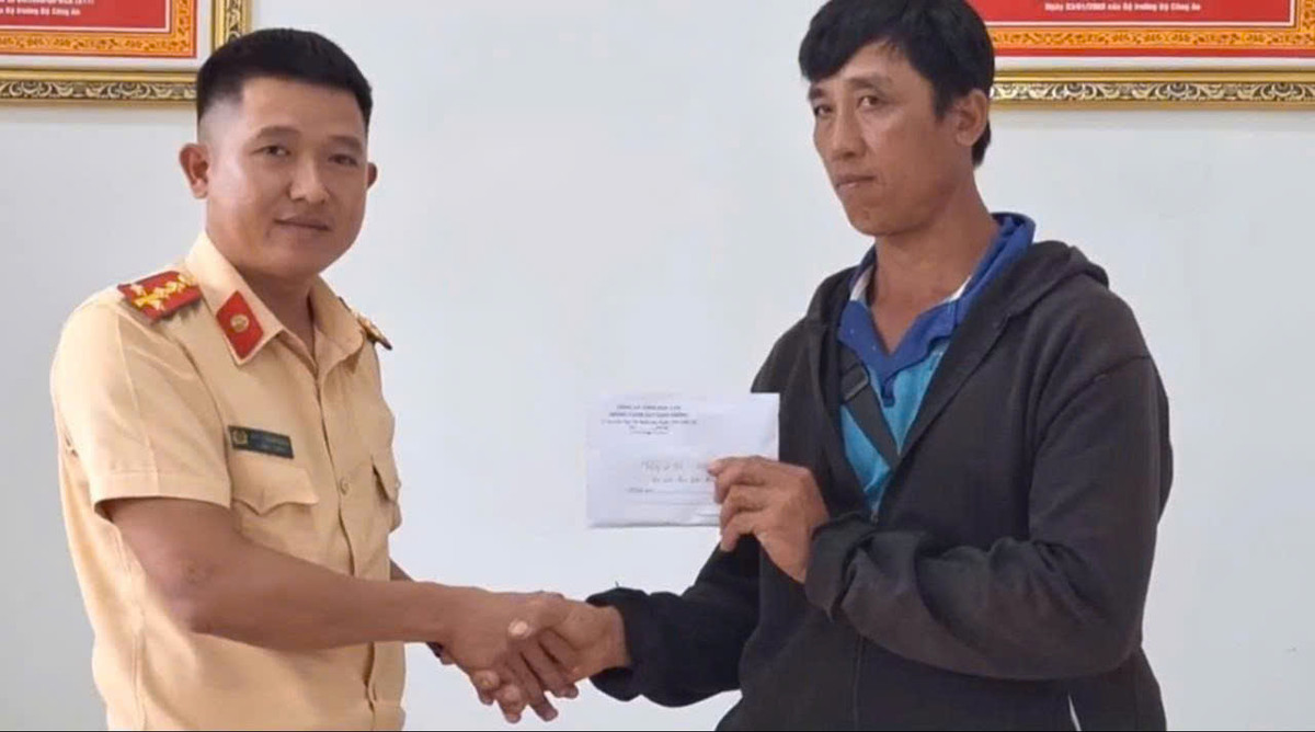 Kịp thời trả lại gần 30 triệu đồng cho anh Phan Ngọc Hùng (sinh năm 1980, thường trú tại Thôn 3, Hòa Tiến, Krông Pắc, Đắk Lắk). Số tiền trên anh Hùng đánh rơi bên vệ đường vào lúc 14h20’ ngày 21/8/2024, tại khu vực Km133 Quốc lộ 26 (thường gọi là Km19, thuộc địa bàn xã Ea Knuêc,huyện Krông Pắc, Đắk Lắk).
