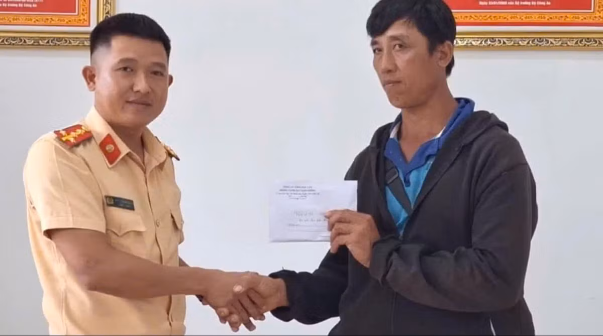 Kịp thời trả lại gần 30 triệu đồng cho anh Phan Ngọc Hùng (sinh năm 1980, thường trú tại Thôn 3, Hòa Tiến, Krông Pắc, Đắk Lắk). Số tiền trên anh Hùng đánh rơi bên vệ đường vào lúc 14h20’ ngày 21/8/2024, tại khu vực Km133 Quốc lộ 26 (thường gọi là Km19, thuộc địa bàn xã Ea Knuêc,huyện Krông Pắc, Đắk Lắk).