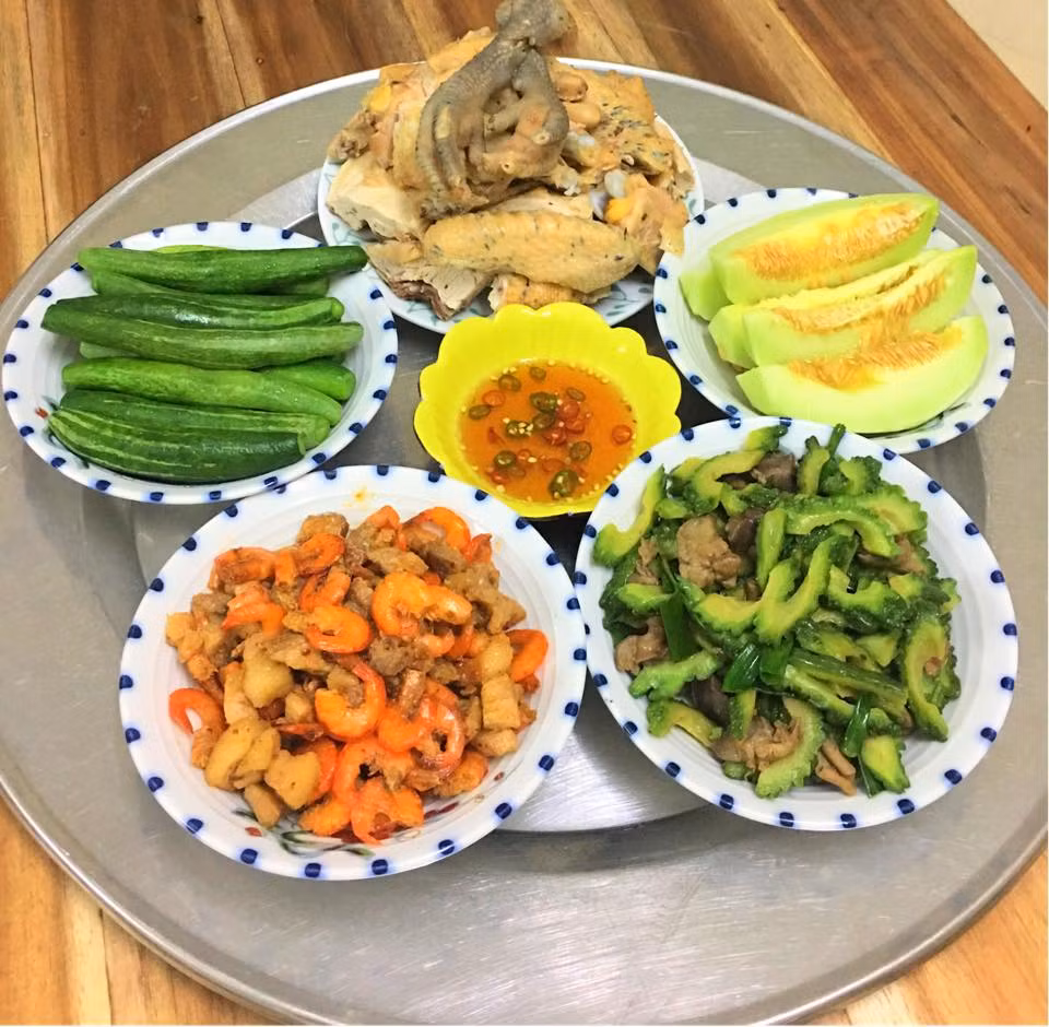 Thứ bảy: Bên cạnh lặc lày luộc, tôm rim thịt, mướp đắng xào lòng gà, bữa cơm cải thiện ngày cuối tuần sẽ có thêm đĩa thịt gà luộc. 