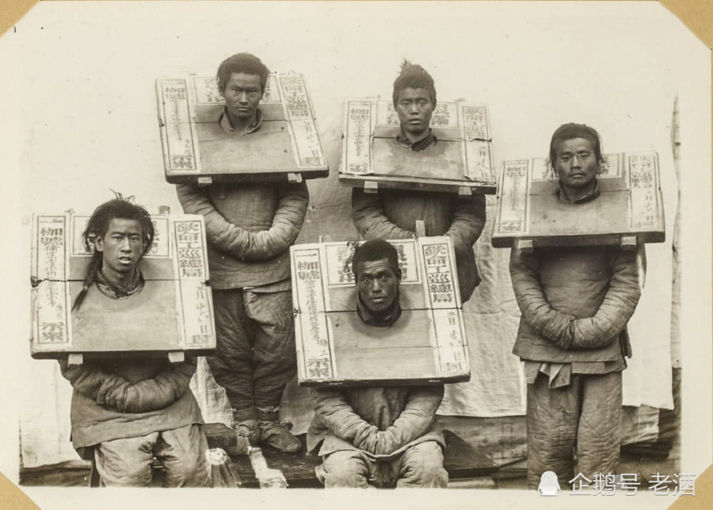 Các phạm nhân phải đeo gông vào cổ trong lúc đưa đi áp giải.