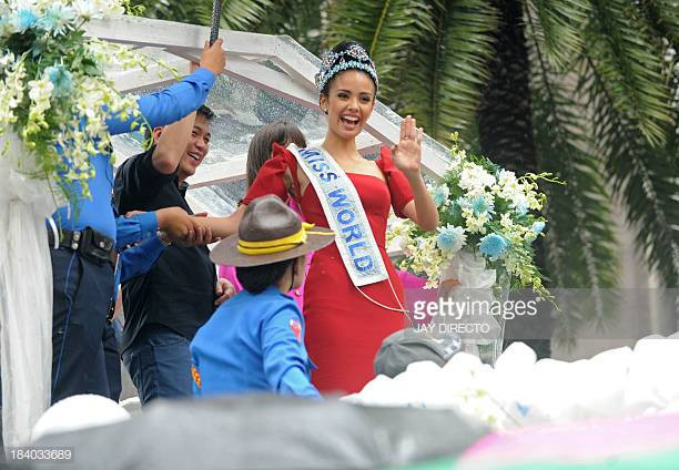 Hoa hậu Thế giới Megan Young vẫy tay chào mọi người trong dịp trở về quê nhà Philippines sau khi đăng quang ngôi vị cao nhất cuộc thi nhan sắc danh giá.
