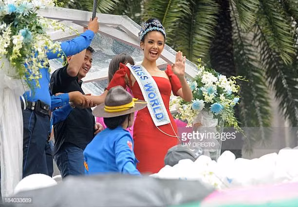 Hoa hậu Thế giới Megan Young vẫy tay chào mọi người trong dịp trở về quê nhà Philippines sau khi đăng quang ngôi vị cao nhất cuộc thi nhan sắc danh giá.