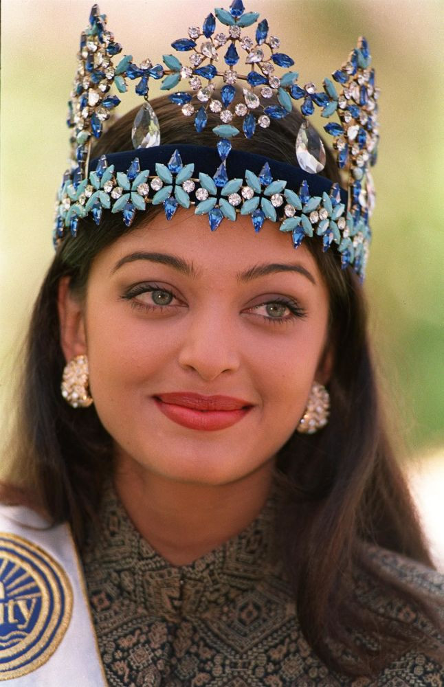 Hoa hậu Thế giới năm 1994, Aishwarya Rai xuất hiện trong buổi họp báo một ngày sau khi đăng quang ngôi vị cao nhất trong cuộc thi. Ảnh chụp ngày 20/11/1994.