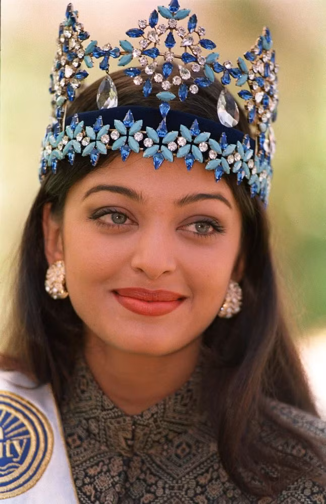 Hoa hậu Thế giới năm 1994, Aishwarya Rai xuất hiện trong buổi họp báo một ngày sau khi đăng quang ngôi vị cao nhất trong cuộc thi. Ảnh chụp ngày 20/11/1994.